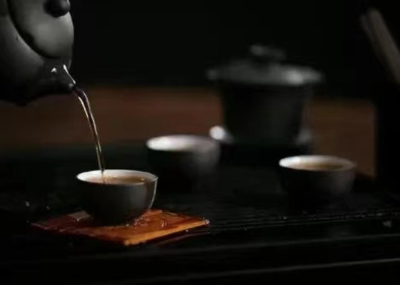 Warme of koude oolong thee met bloemige geur voor suggesties