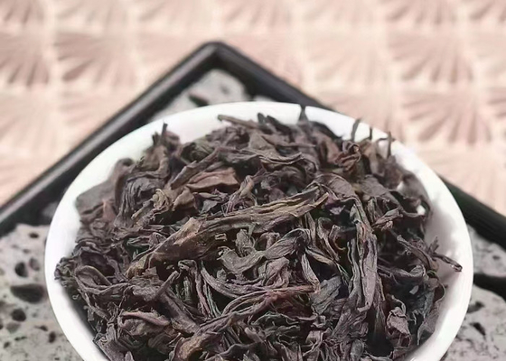 Wuyi steentee is oolong thee, geproduceerd in de Wuyi berg in het noorden van Fujian, thee bomen groeien in rotsspleten