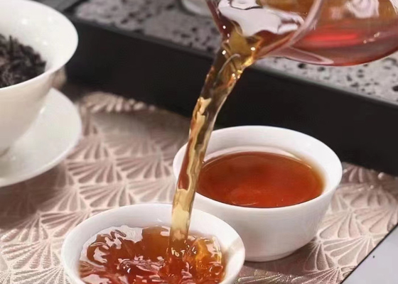 Wuyi steentee is oolong thee, geproduceerd in de Wuyi berg in het noorden van Fujian, thee bomen groeien in rotsspleten