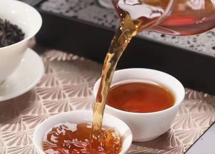 Wuyi steentee is oolong thee, geproduceerd in de Wuyi berg in het noorden van Fujian, thee bomen groeien in rotsspleten