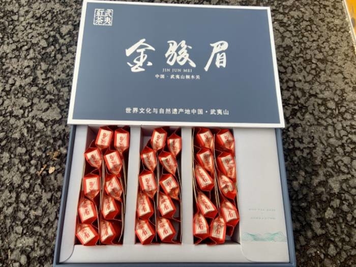 Jinjunmei thee, een tak van zwarte thee in Zhengshan, is afkomstig uit Tongmu Village, Wuyishan City, Fujian Provincie.