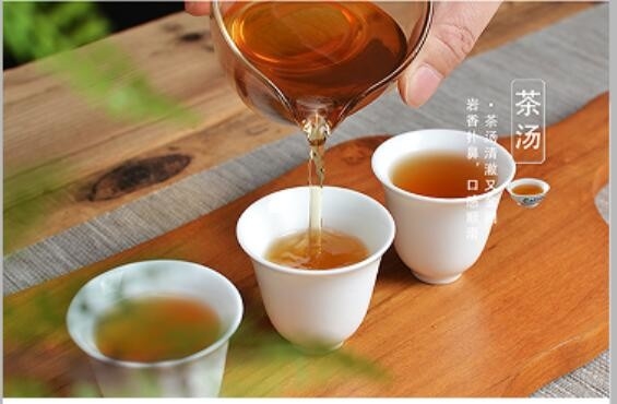 Oolong thee, die tot groene thee en halfgefermenteerde thee behoort, heeft vele variëteiten en is een unieke theecategorie in China.